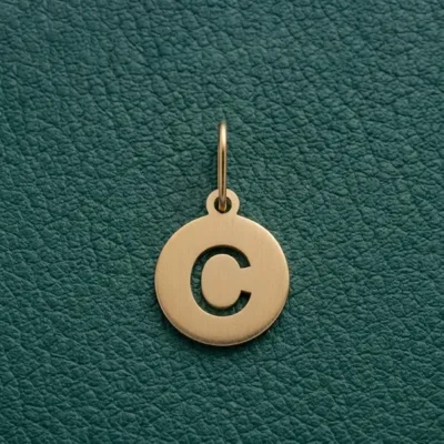 قیمت پلاک طلا حرف C با قاب دایره ای توپر 18 عیار ساده با وزن پایین