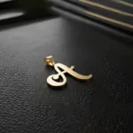 عکس مدل پلاک طلا حرف A با فونت ساده 18 عیار زیر 1 گرم