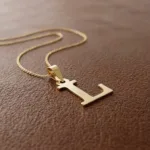 قیمت پلاک طلا حرف L با فونت ساده و مینیمال 18 عیار حدود یک گرم