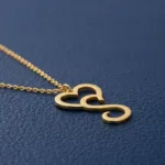 خرید پلاک طلا حرف S و قلب 18 عیار سبک و مینیمال