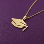 عکس مدل پلاک طلا لیزری کلاه فارغ التحصیلی برای روز دانشجو و پایان نامه ارشد و دکتری و قبولی کنکور 18 عیار زیر یک گرم