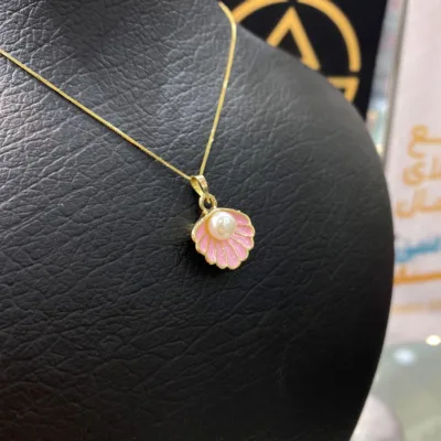 خرید پلاک طلا فانتزی میناکاری مروارید و صدف صورتی 18 عیار با وزن کمتر از 100 سوت