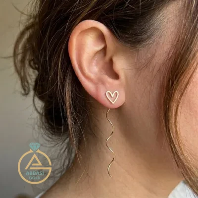 قیمت روز گوشواره طلا کرلی قلب دفرمه زنانه و دخترانه فانتزی و مینیمال 18 عیار با وزن زیر یک گرم