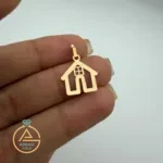قیمت پلاک طلا خانه پنجره دار مینیمال زنانه و دخترانه شیک 18 عیار زیر نیم گرم