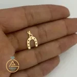 خرید آنلاین پلاک طلا نعل اسب ظریف زنانه و دخترانه 18 عیار زیر یک گرم سبک