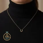 عکس مدل گردنبند طلا نعل اسب طرح دار زنانه و دخترانه با وزن زیر یک گرم 18 عیار