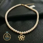 عکس مدل گردنبند طلا مروارید گل پنج پر مینیمال زنانه و دخترانه 18 عیار با وزن پایین