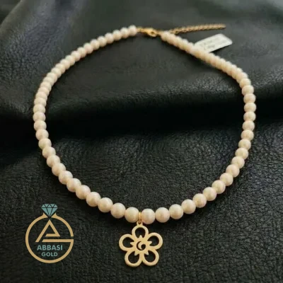 عکس مدل گردنبند طلا مروارید گل پنج پر مینیمال زنانه و دخترانه 18 عیار با وزن پایین