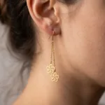 قیمت گوشواره طلا آویز گل پنج پر فانتزی زنانه و دخترانه 18 عیار با وزن زیر یک گرم