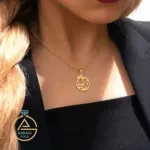 عکس پلاک طلا کلمه عشق زنانه با قاب حلقه ای شیک و جدید 18 عیار