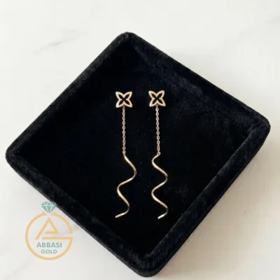 خرید گوشواره طلا کرلی گل چهار پر زنانه و دخترانه سبک و مینیمال 18 عیار