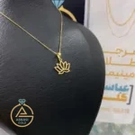 قیمت پلاک طلا طرح گل نیلوفر زنانه ساده و شیک سبک و ارزان قیمت حدود یک گرم