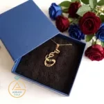 قیمت پلاک طلا هیچ با فونت خاص زنانه و مردانه 18 عیار زیر نیم گرم