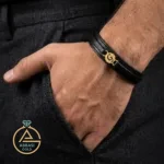 قیمت دستبند طلا چرم حرف G ساده مردانه اسپرت 18 عیار زیر نیم گرم